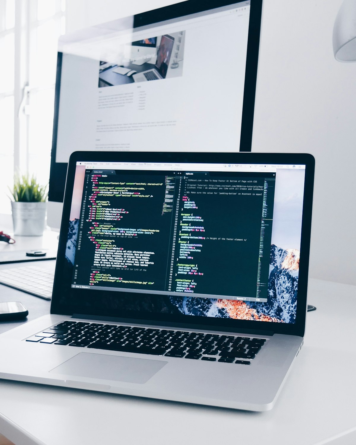 Escritorio de trabajo con un editor de código abierto en el monitor.